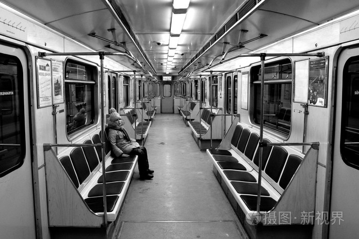 在空荡的车厢在巴库地铁上的女孩