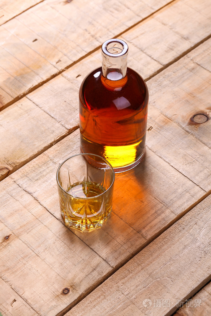 在木头上白兰地