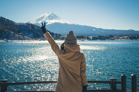 女人在富士山举行胜利