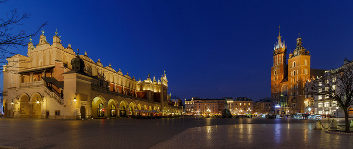 克拉科夫主市场广场在晚上