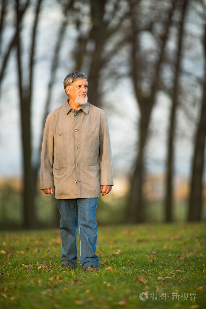 老人户外活动在公园散步的肖像