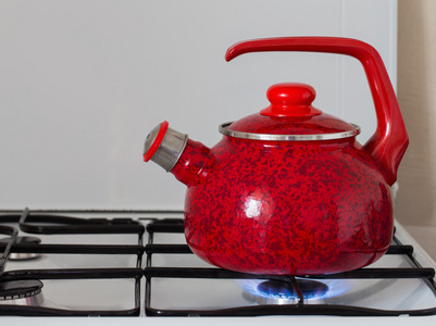 沸腾的水在煤气炉上的茶水壶图片