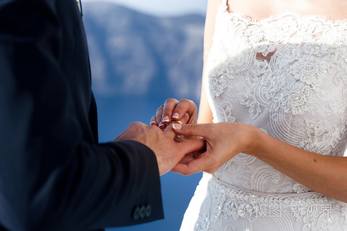 幸福的新郎和新娘交换戒指