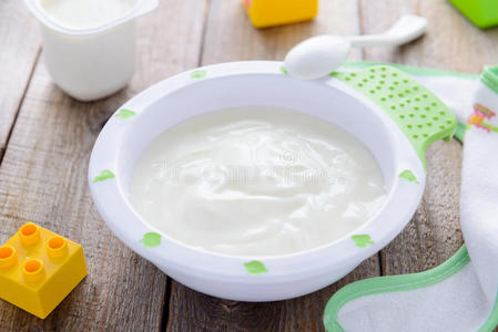儿童健康食品盘子里的新鲜酸奶