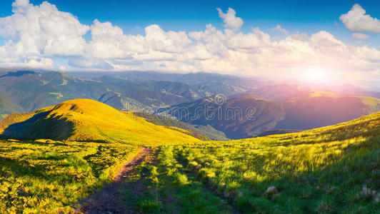 美丽的夏季景观与道路在山上