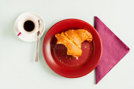 牛角面包和咖啡早餐