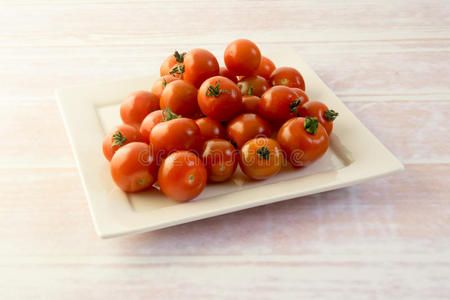 盘子里的一堆红色迷你西红柿