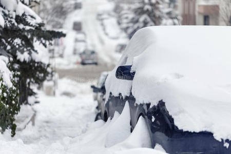 汽车和道路被雪覆盖