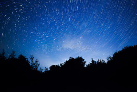 美丽的夜空，螺旋星迹和森林