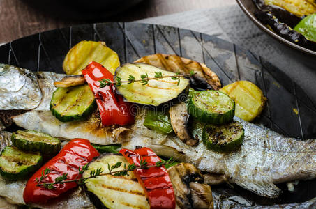 带地中海蔬菜的烤鳟鱼