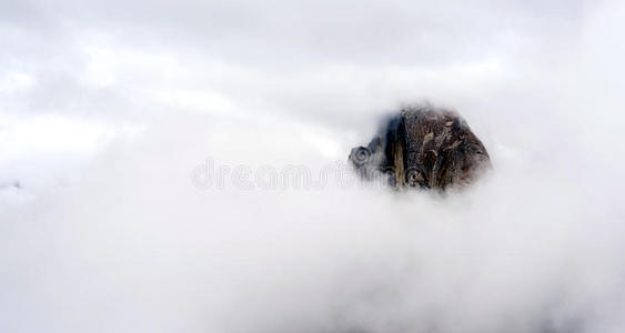 云和雾在覆盖半圆顶的约塞米蒂中移动