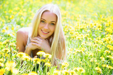 美丽的年轻女人在花丛中