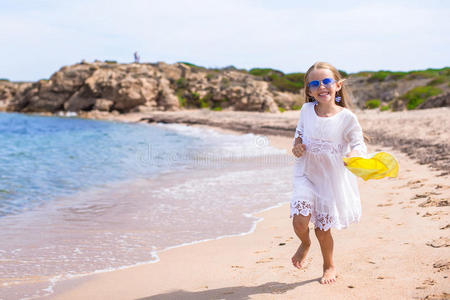可爱的小女孩在热带海滩