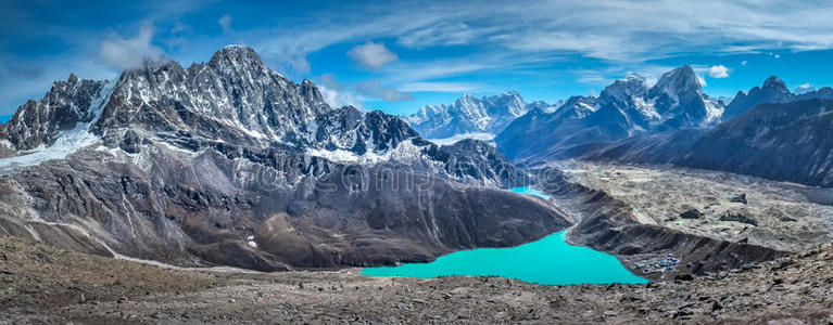 美丽的雪山和湖泊