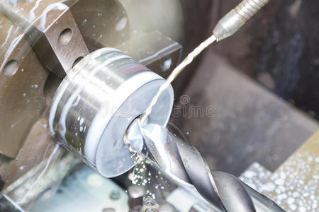 用车床钻孔照片