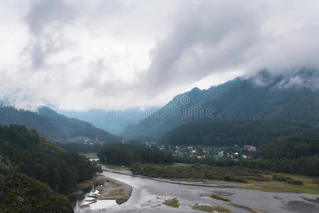 夏季山河美景。