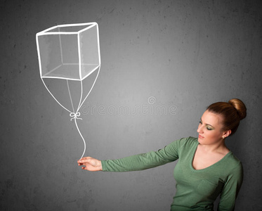 拿着一个立方体气球的女人