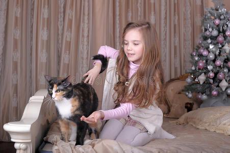 小男孩和小女孩喂漂亮的小猫小女孩把牛奶倒进碗里,喂猫孩子在家喂猫.