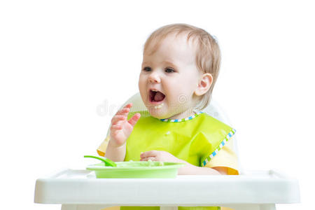坐在椅子上拿着勺子的快乐宝宝