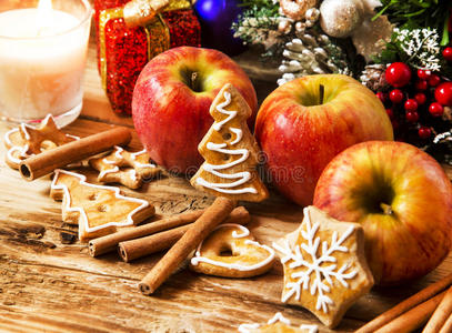 姜饼与苹果和香料与圣诞装饰