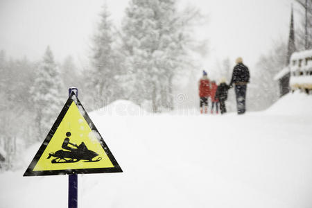 冷冻雪车标志和雾，雪背景与步行家庭