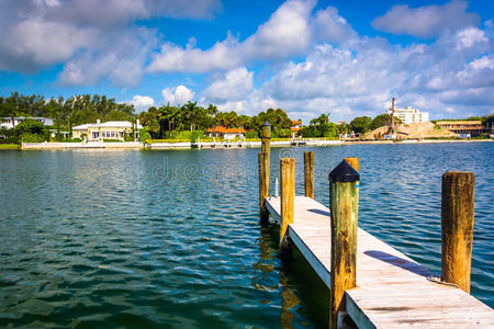 佛罗里达州迈阿密海滩柯林斯运河码头。