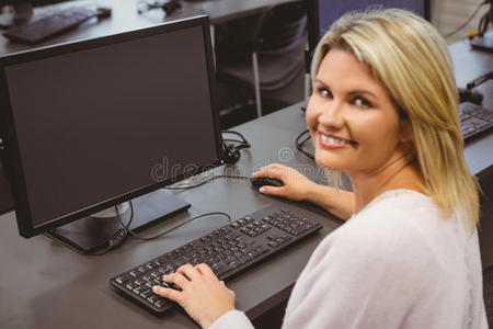 教室 屏幕 大学 教育 学生 女人 个人电脑 学习 在室内