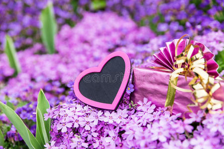 美丽的花海，有一颗粉红色的心和一份礼物