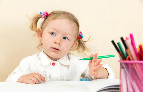 幼儿园幼儿园可爱的小女孩用彩色铅笔和毛毡笔画画