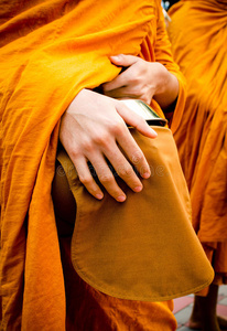 关闭佛教僧侣持有碗，泰国