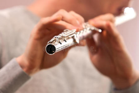 音乐家手中的长笛碎片