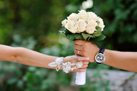新娘新郎送花束白色玫瑰婚礼