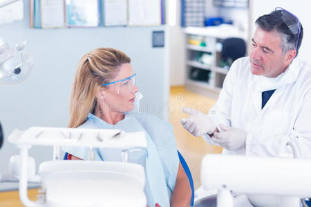 牙医和他的病人说话