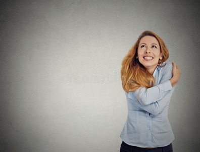 自信的女人抱着自己抬起头来