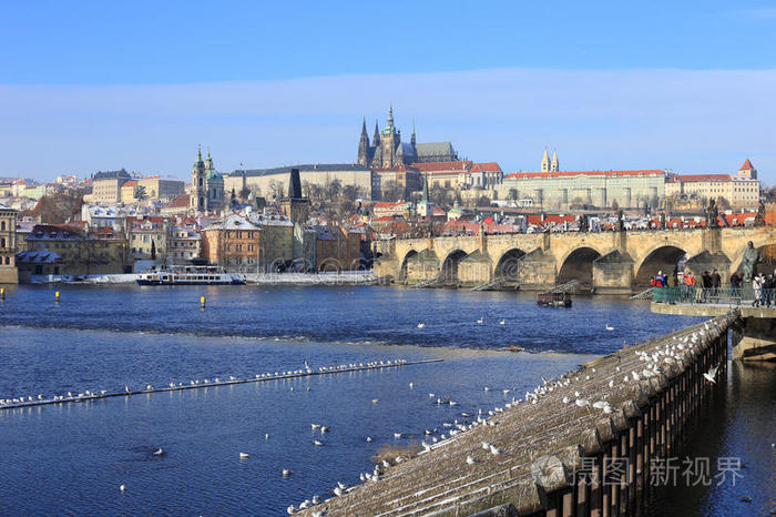 白雪覆盖的布拉格哥特式城堡，带查尔斯桥，捷克共和国