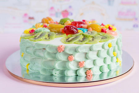 五颜六色的蛋糕，水果和糖果，供孩子们聚会