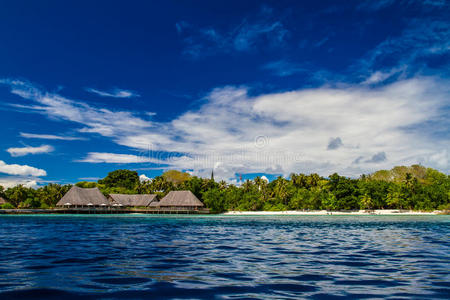 马尔代夫美丽的热带海滩和水上餐厅景观