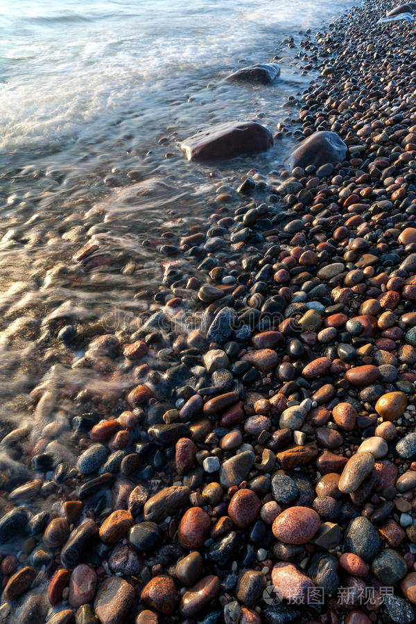 特写镜头 岩石 波罗的海 美丽的 海滩 波动 反射 海洋