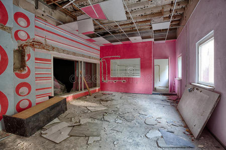 拆除的房间有粉红色的墙壁