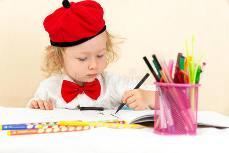 幼儿园用彩色铅笔画可爱的小女孩