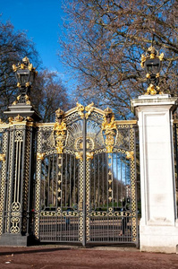 英国伦敦白金汉宫镀金装饰的大门