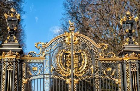 英国伦敦白金汉宫镀金装饰的大门