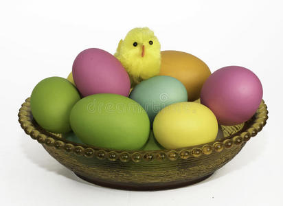 复活节彩蛋和黄色小鸡