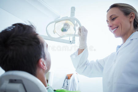 女牙医检查男人的牙齿