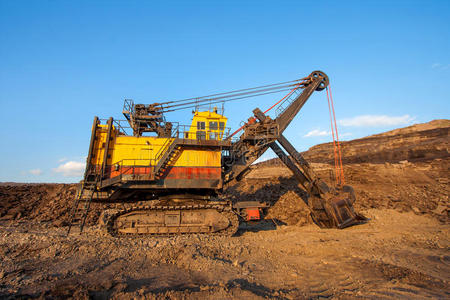 煤制备厂。 大型黄矿车在工作现场煤炭运输