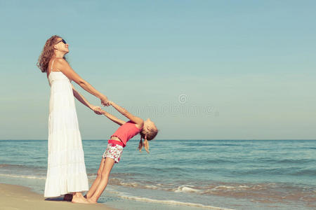 小孩 夫妇 乐趣 女孩 海滩 自由 家庭 外部 友谊 娱乐