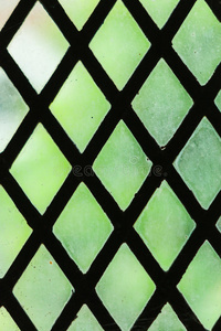 绿色彩色玻璃窗，有规则的块状图案