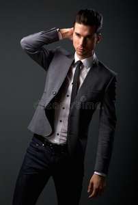 酷男时尚模特，衬衫和领带