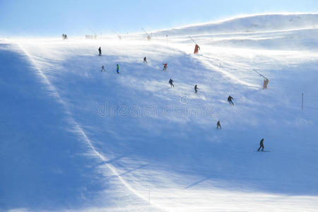 冬天 滑雪 极端 暴风雨 冒险 寒冷的 美丽的 暴风雪 求助