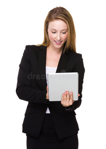 女商人使用平板电脑